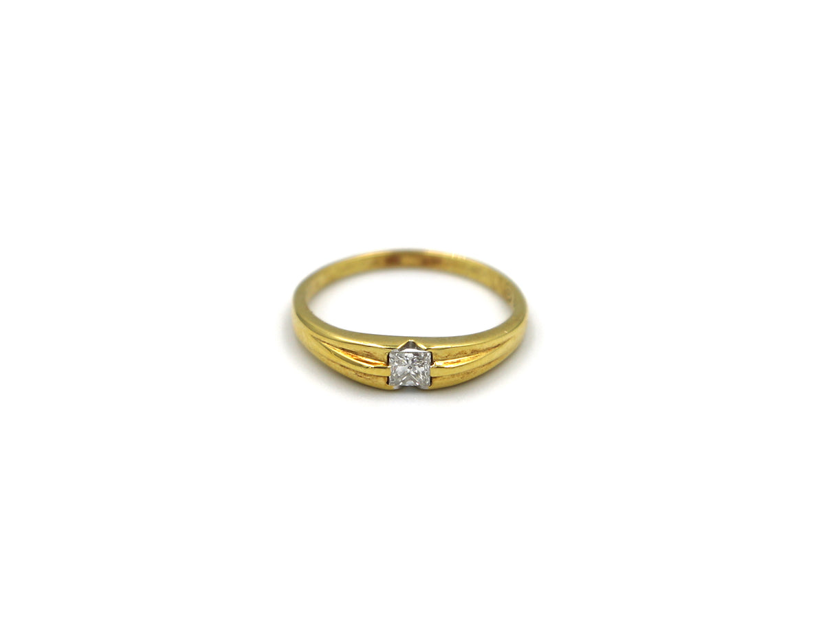 18K Gold Ring With Diamond NL01307B
